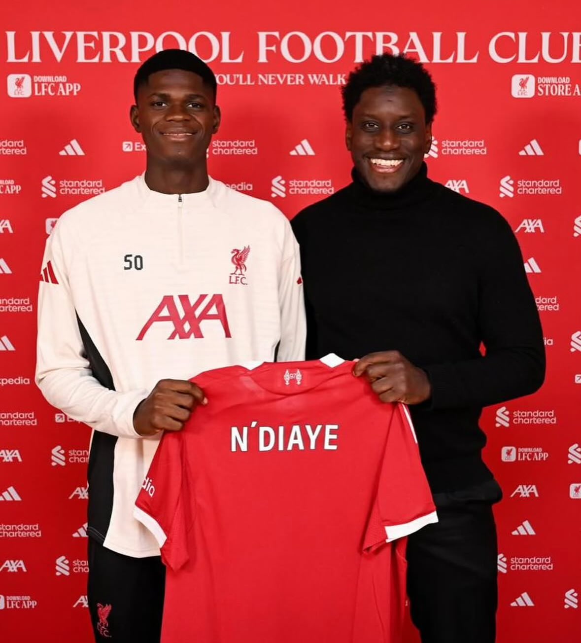 Chân dung cầu thủ trẻ Ndiaye trong màu áo đội tuyển quốc gia.